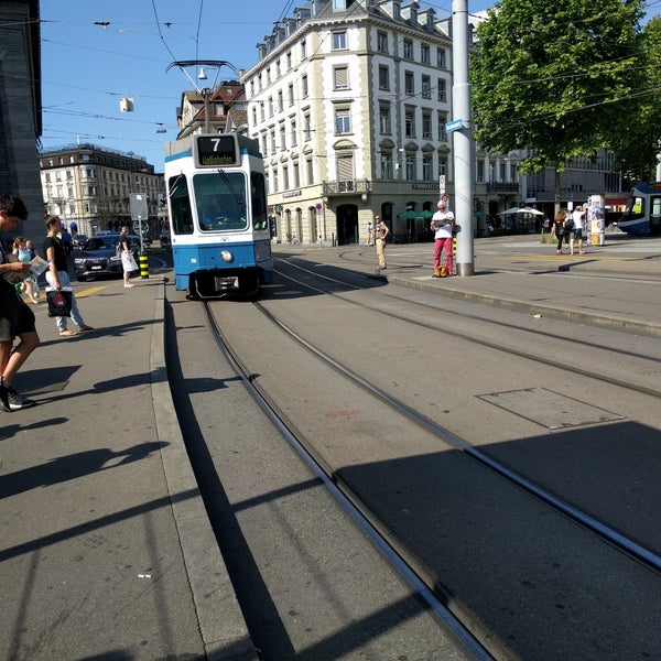 6/13/2017 tarihinde Justin F.ziyaretçi tarafından Bahnhof Zürich Enge'de çekilen fotoğraf