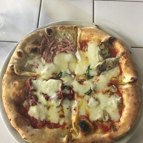 Снимок сделан в &quot;Pizza Please&quot; пользователем Kosmas A. 3/4/2016