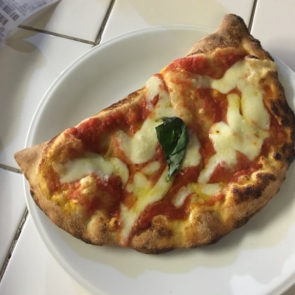 Снимок сделан в &quot;Pizza Please&quot; пользователем Kosmas A. 2/21/2016