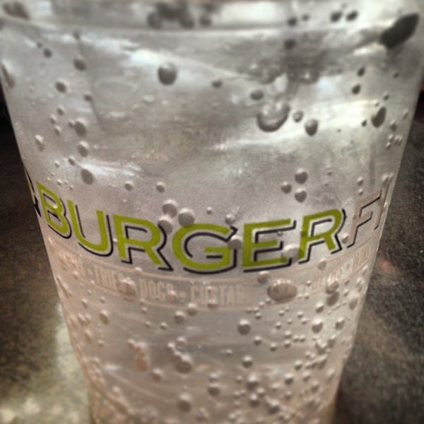 Foto diambil di BurgerFi oleh Used Car Ricky pada 8/18/2013