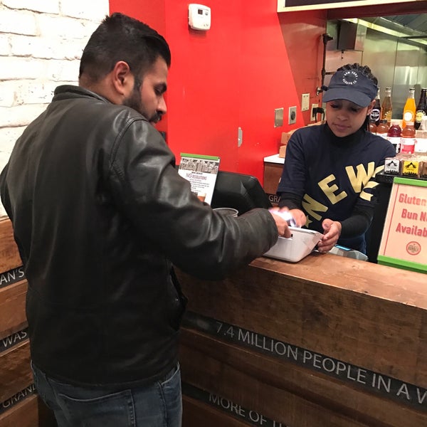 2/11/2017 tarihinde Sid S.ziyaretçi tarafından New York Burger Co.'de çekilen fotoğraf