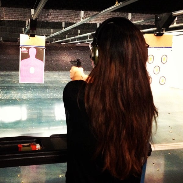 Photo prise au Patrick&#39;s Uniforms &amp; Indoor Gun Range par Chloe N. le9/15/2013