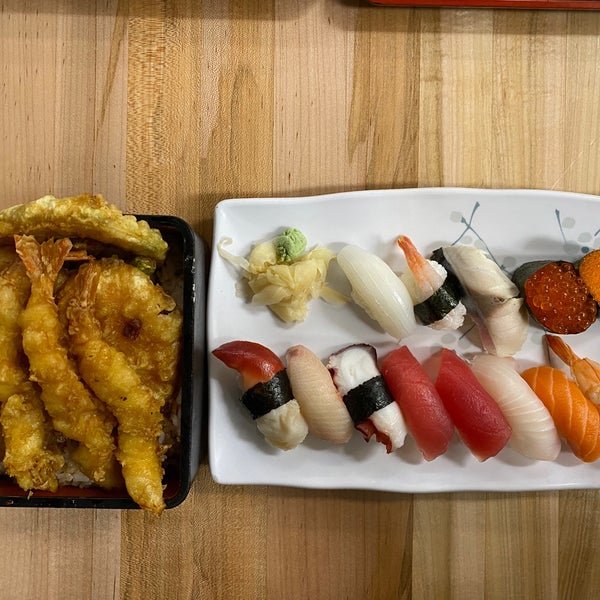 รูปภาพถ่ายที่ Tensuke Market &amp; Sushi Cafe โดย Jeff เมื่อ 12/22/2019