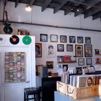 รูปภาพถ่ายที่ Music Record Shop โดย Brian W. เมื่อ 4/12/2016