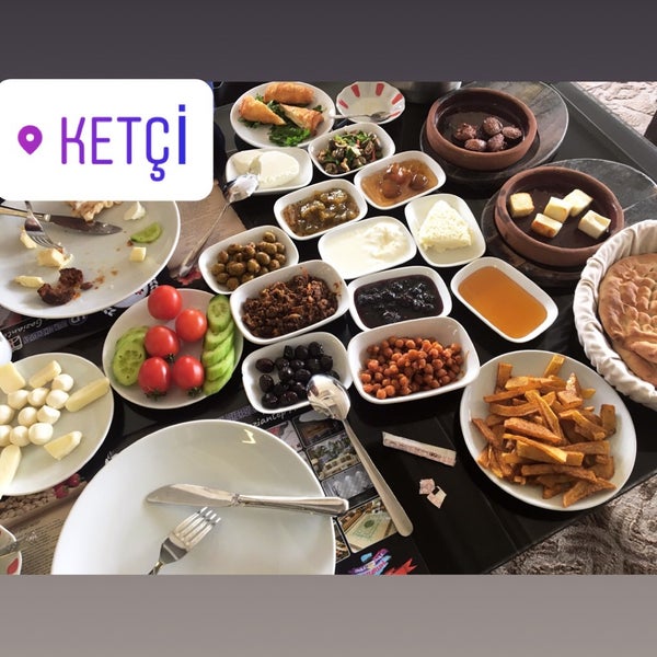 Foto diambil di Ketçi Resto oleh Burak Y. pada 3/6/2018