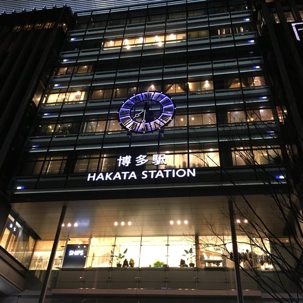 รูปภาพถ่ายที่ Hakata Station โดย Chiezou H. เมื่อ 2/9/2016