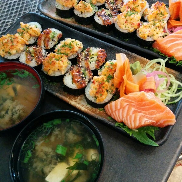 Foto scattata a Sushi&#39;n&#39;Roll da Jessie D. il 7/26/2014