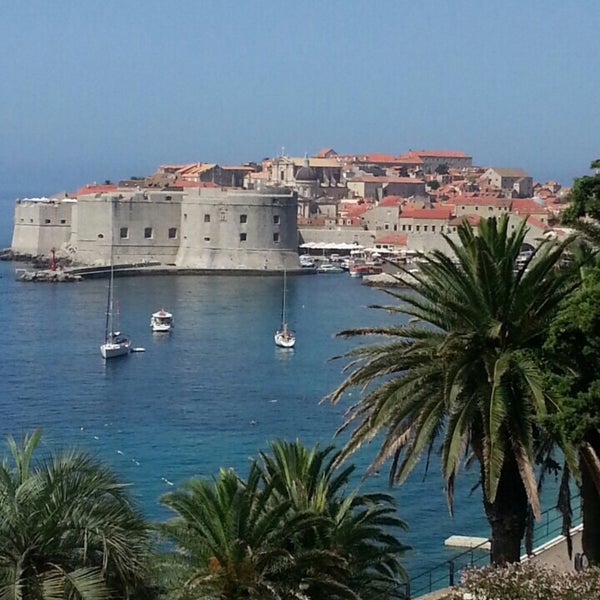 Foto diambil di Hotel Dubrovnik Palace oleh Gökh🅰️n pada 4/28/2018