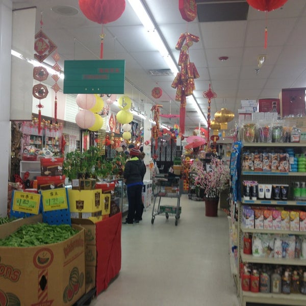 2/13/2013 tarihinde Yelena S.ziyaretçi tarafından Grand Asia Market'de çekilen fotoğraf