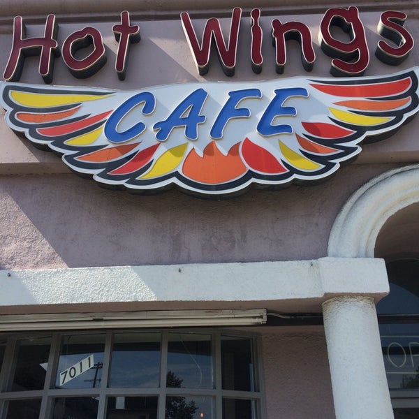 Photo taken at Hot Wings Cafe (Melrose) by sneakerpimp on 7/28/2014