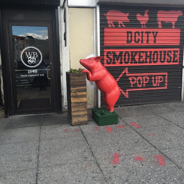 รูปภาพถ่ายที่ DCity Smokehouse โดย sneakerpimp เมื่อ 5/7/2016