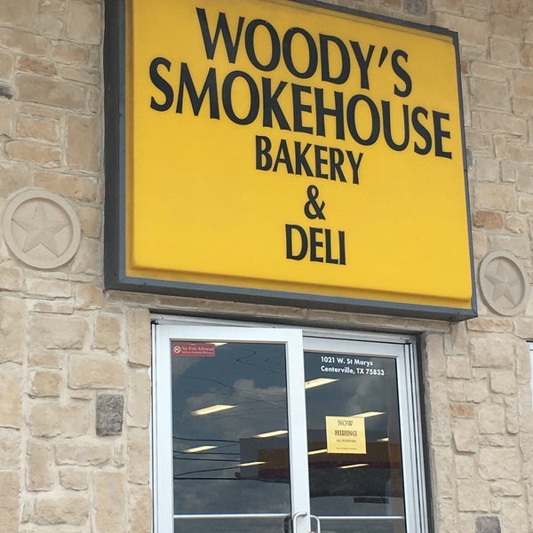 Foto tirada no(a) Woody&#39;s Smokehouse Inc. por Tobi T. em 7/9/2017