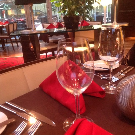 รูปภาพถ่ายที่ C.U.T. restaurant โดย Nadia P. เมื่อ 10/8/2012