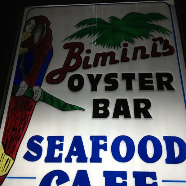 Foto tirada no(a) Bimini&#39;s Oyster Bar and Seafood Cafe por Leslie J. em 2/2/2013