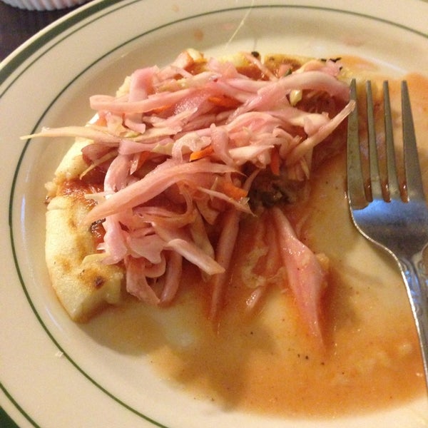 2/24/2013 tarihinde Sandy I.ziyaretçi tarafından Mi Pequeño El Salvador Restaurant'de çekilen fotoğraf