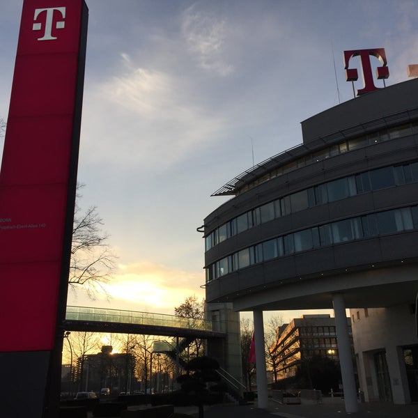 รูปภาพถ่ายที่ Deutsche Telekom โดย Dirk M. เมื่อ 1/6/2017