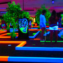 Foto tirada no(a) Glow Putt Mini Golf por Glow Putt Mini Golf em 2/10/2016