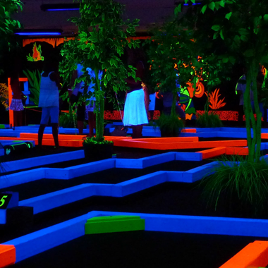 Foto tirada no(a) Glow Putt Mini Golf por Glow Putt Mini Golf em 2/10/2016