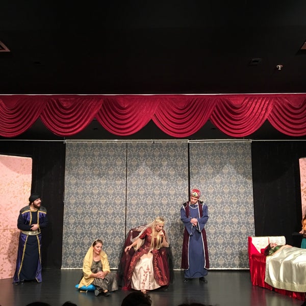 11/22/2017 tarihinde Merve A.ziyaretçi tarafından Sahne Tozu Tiyatrosu Fehmi İşgören Sahnesi'de çekilen fotoğraf