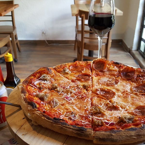 Super recomendable la pizza de salchicha italiana y las albóndigas.  Sin duda volveremos a probar más.  Dos personas con una pizza comen en promedio con 120 por persona :)