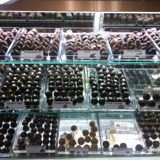 12/7/2013 tarihinde Lisa G.ziyaretçi tarafından Roni-Sue&#39;s Chocolates'de çekilen fotoğraf