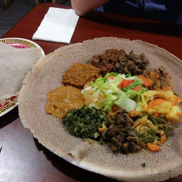 Das Foto wurde bei Enat Ethiopian von ᴡ y. am 1/29/2015 aufgenommen