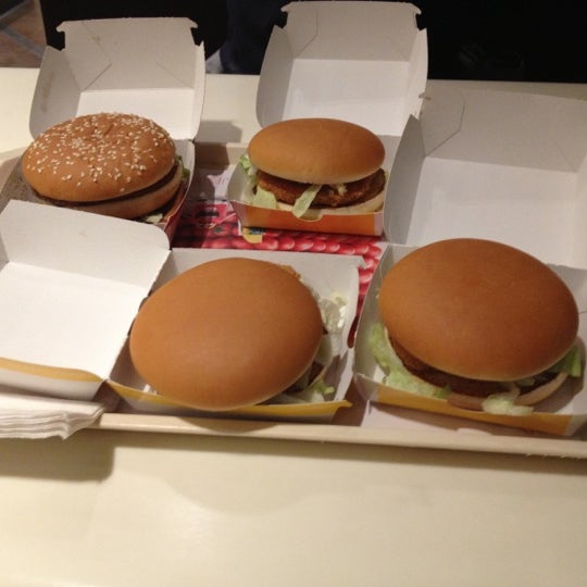 รูปภาพถ่ายที่ McDonald&#39;s โดย Jorik R. เมื่อ 10/23/2012
