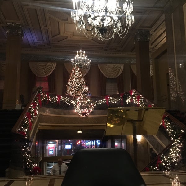 Foto diambil di Kimpton Sir Francis Drake Hotel oleh 89 pada 12/27/2018