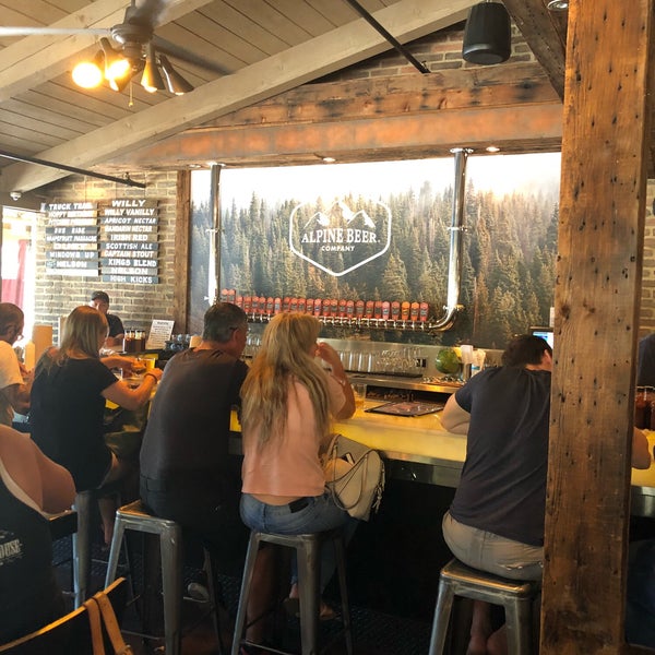 รูปภาพถ่ายที่ Alpine Beer Company Pub โดย Aaron N. เมื่อ 9/8/2018