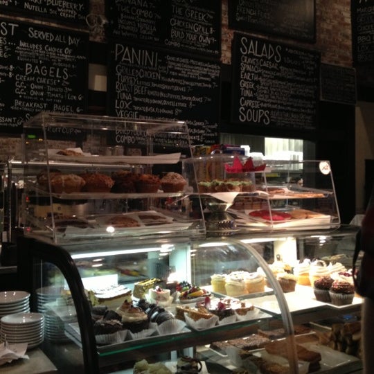 10/14/2012 tarihinde Almon U.ziyaretçi tarafından Crave Cafe'de çekilen fotoğraf