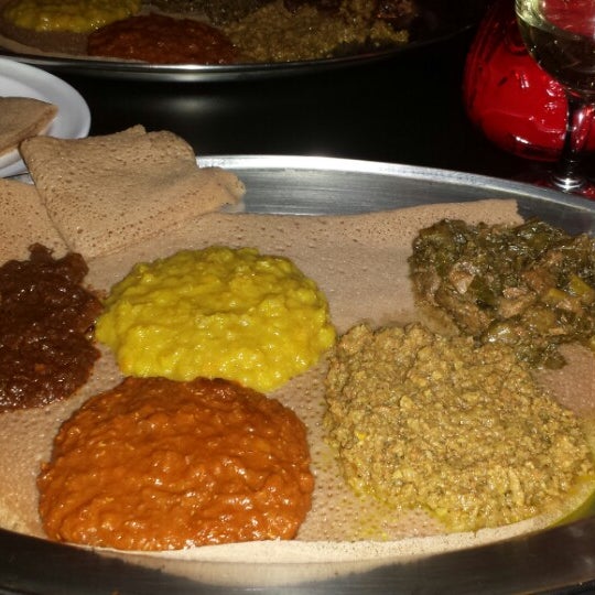 Das Foto wurde bei Meskel Ethiopian Restaurant von Samantha R. am 2/24/2014 aufgenommen