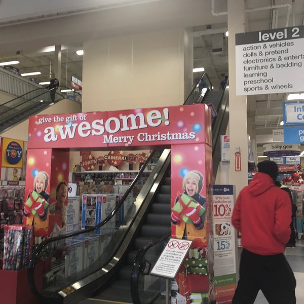 Photo taken at Toys"R"Us / Babies"R"Us by 🌺Sabrina H. on 12/20/2016