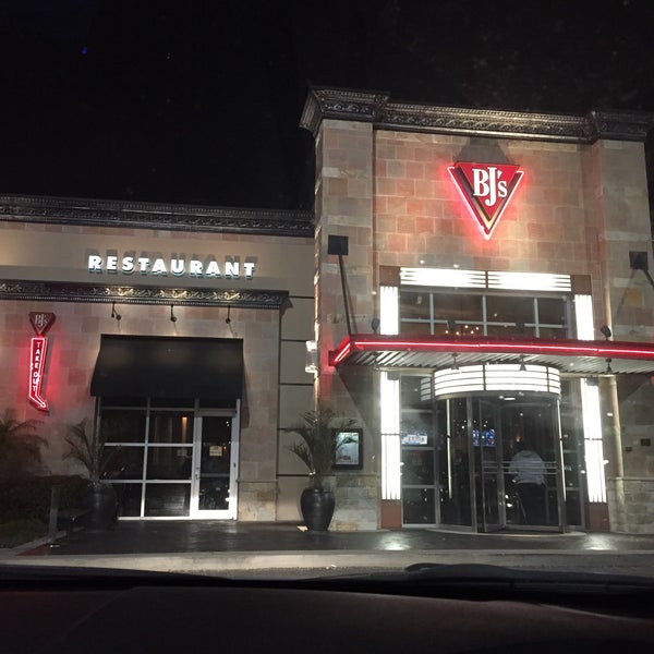 Foto tirada no(a) BJ&#39;s Restaurant &amp; Brewhouse por Paige M. em 2/14/2015