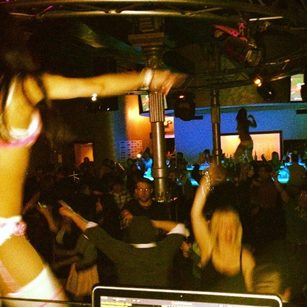 Foto diambil di Suite Nightclub Milwaukee oleh DJ SPEED 😄👉👌😄 pada 1/27/2013