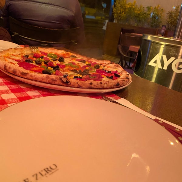 Foto tirada no(a) Double Zero Pizzeria por Büşra Y. em 1/23/2022