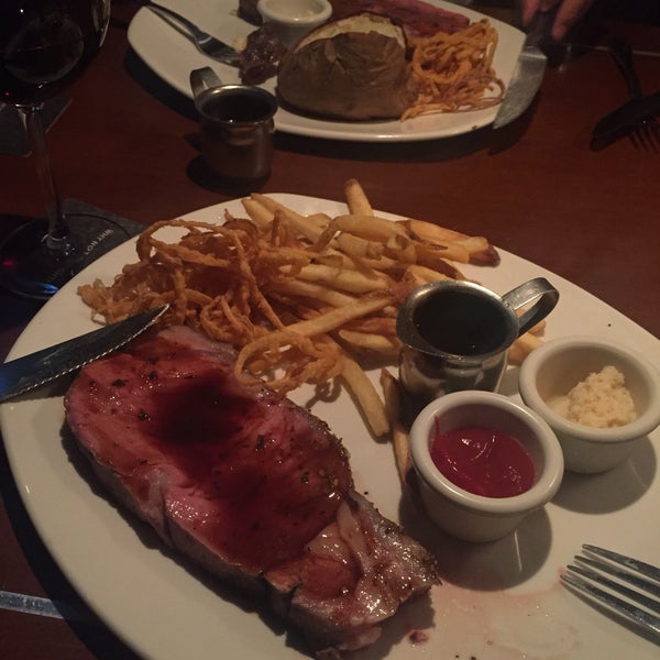 Photo taken at The Keg Steakhouse + Bar - Dunsmuir by Daiane A. on 9/12/2018