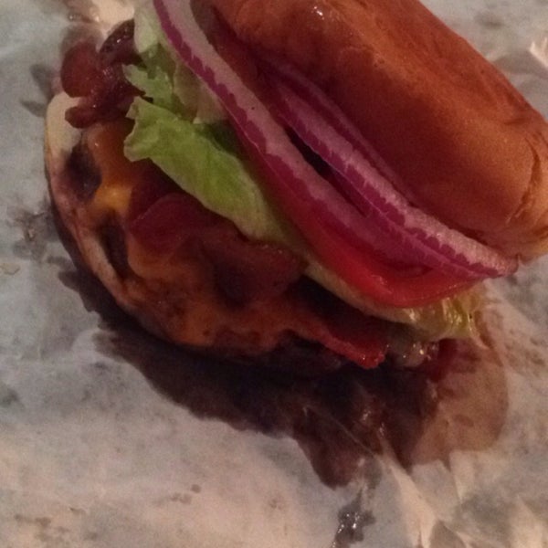 Снимок сделан в Burger Joint пользователем Monaldo B. 7/23/2015