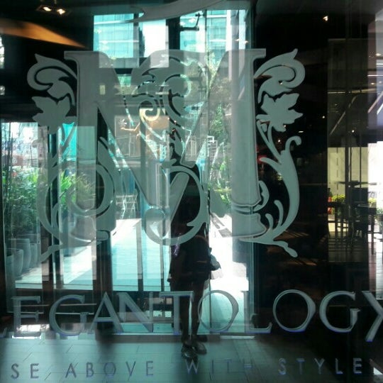 Photo prise au Elegantology Gallery &amp; Restaurant par MI C. le2/13/2016