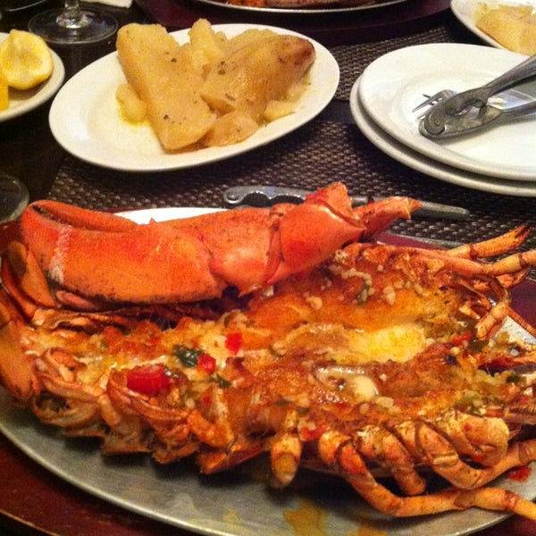 Foto tirada no(a) Psari Seafood Restaurant &amp; Bar por Dee D. em 7/2/2013