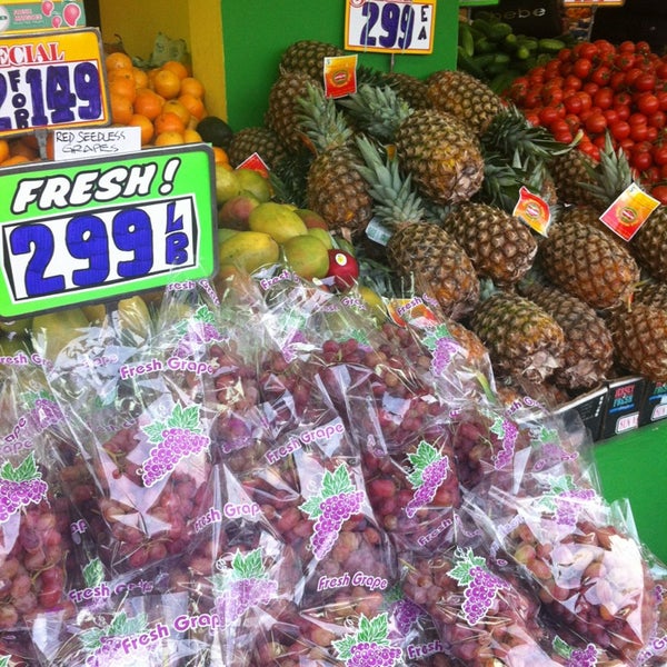 Foto diambil di United Brothers Fruit Markets oleh Dee D. pada 12/31/2012
