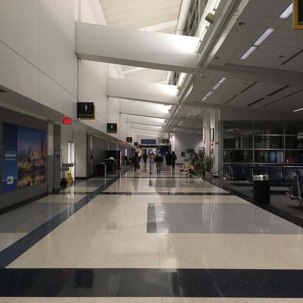 Foto diambil di Harrisburg International Airport (MDT) oleh Dom A. pada 10/23/2021