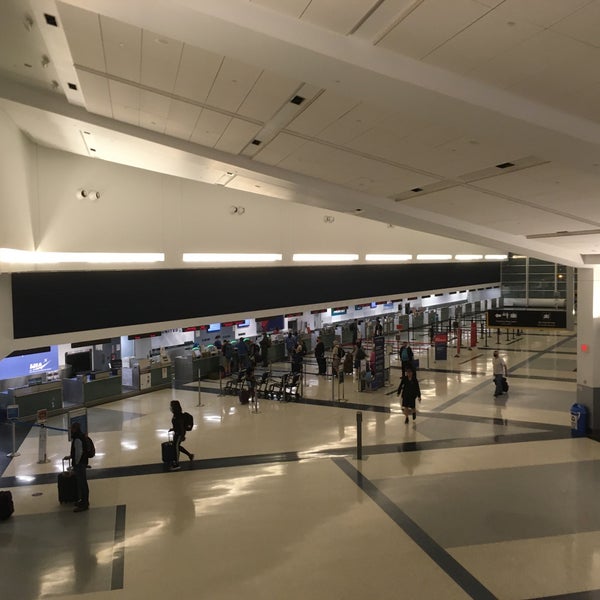 Foto tirada no(a) Harrisburg International Airport (MDT) por Dom A. em 9/18/2021