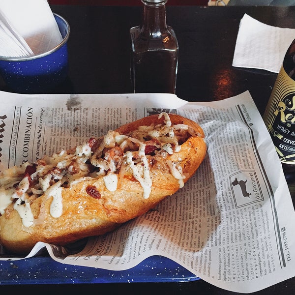 El hot dog con tocino y miel es buenísimo. Santo Remedio es una cerveza muy adecuada para acompañarlo.
