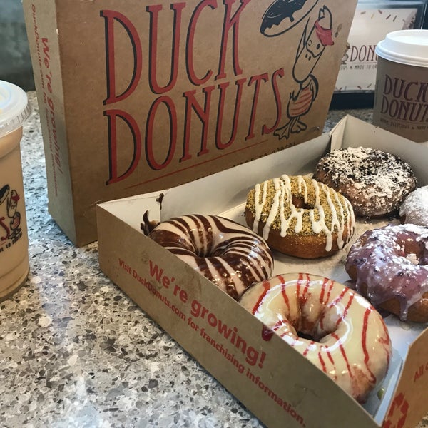 Das Foto wurde bei Duck Donuts - KOP Town Center von Brenda am 7/22/2018 aufgenommen