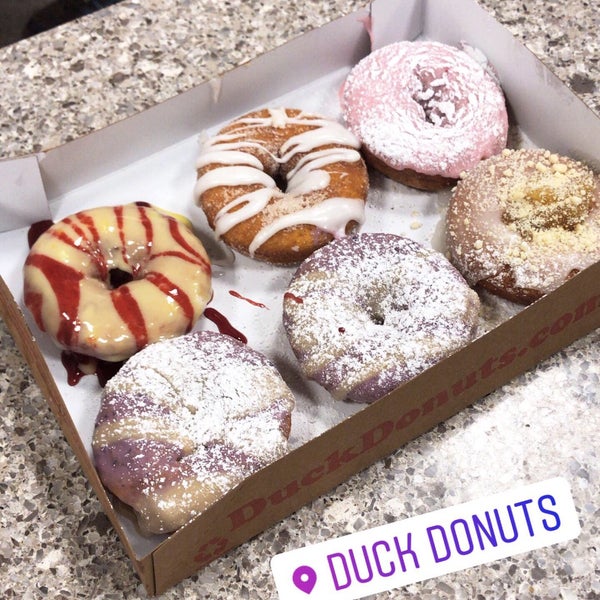 Das Foto wurde bei Duck Donuts - KOP Town Center von Brenda am 12/1/2019 aufgenommen