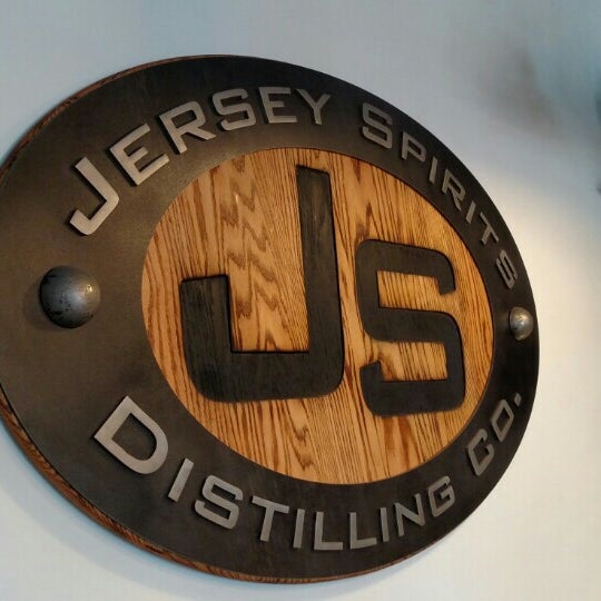 Foto tirada no(a) Jersey Spirits Distilling Company por Tim F. em 4/2/2016