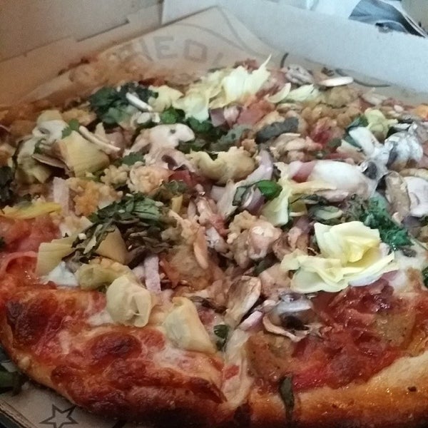 รูปภาพถ่ายที่ Pieology Pizzeria โดย Cole E. เมื่อ 1/5/2014