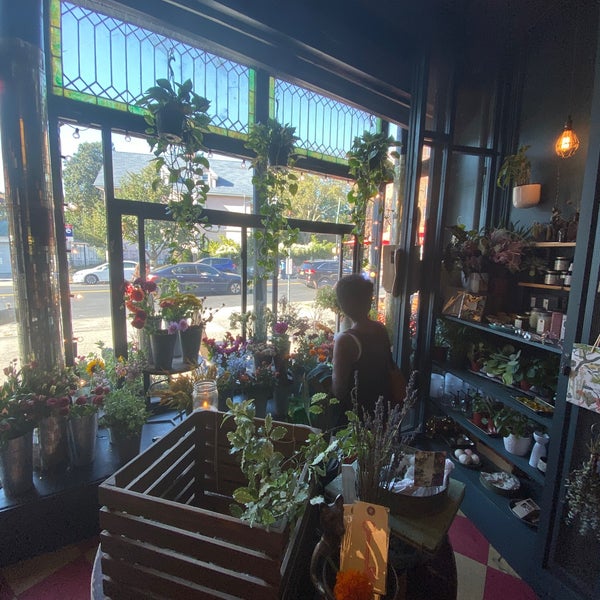 Foto tomada en Sycamore Flower Shop + Bar  por Nikki B. el 9/21/2019