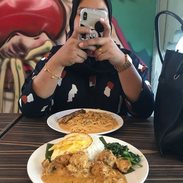 Photo taken at PoP&#39;s Eatery by Ziee🌸 on 3/9/2019