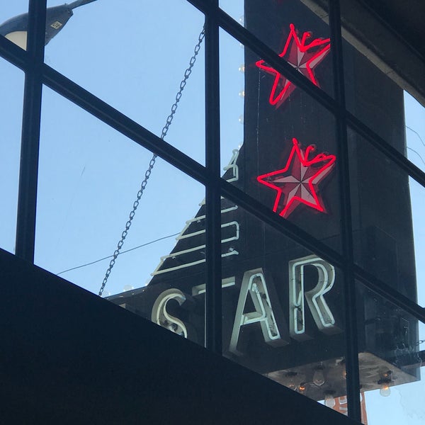 Foto tirada no(a) Five Star Bar por Boutonski M. em 6/29/2018